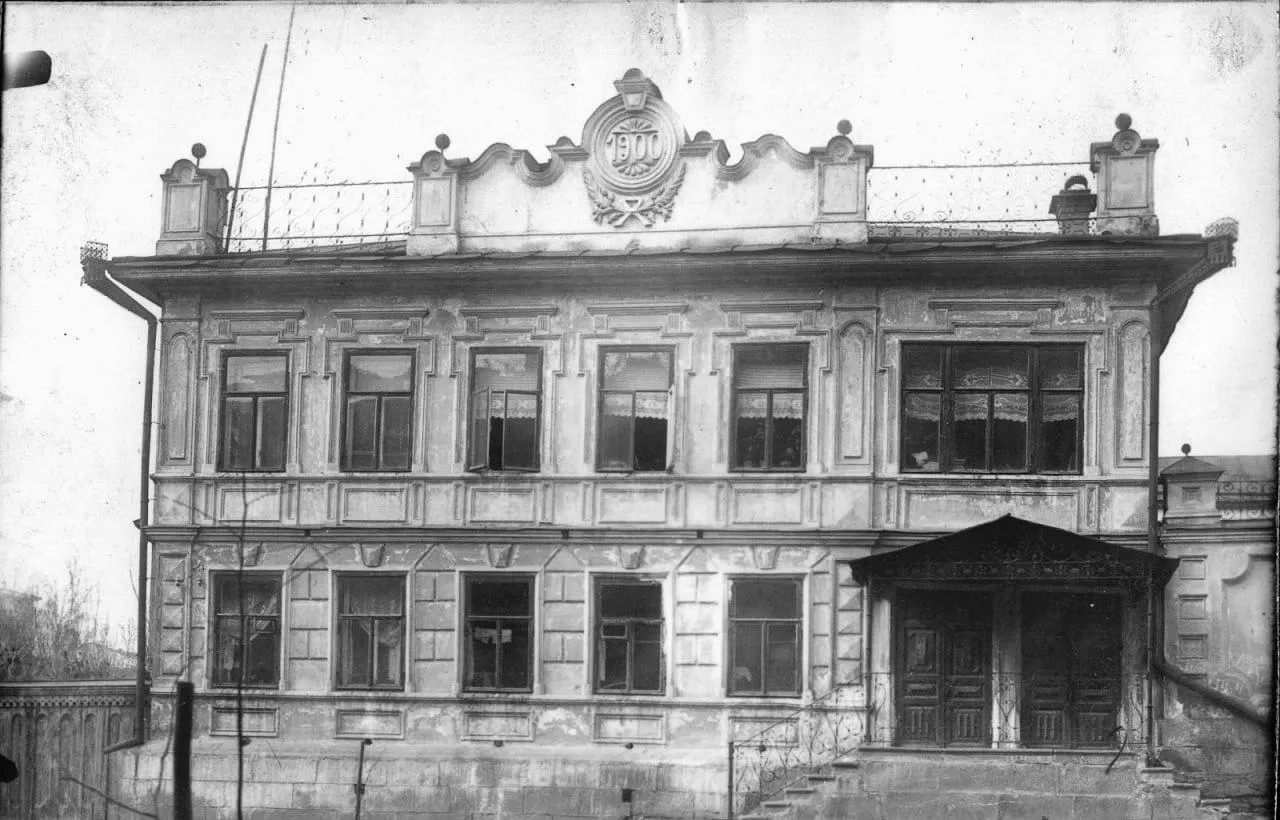Правительство Свердловской области официально включило флигель по адресу Первомайская, 11в в реестр ОКН. Ранее градозащитники экстренно проводили обмеры декоративных элементов перед ремонтом кровли.