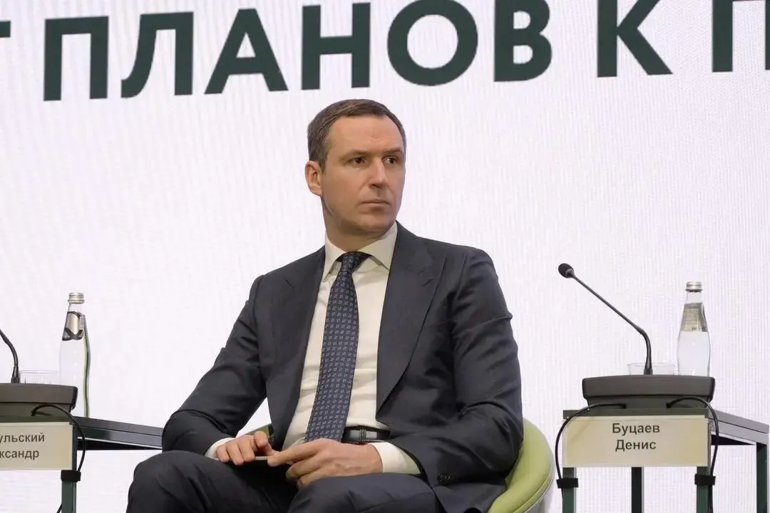 Его подозревают в хищении средств Российского экологического оператора. Буцаев, курировавший мусорную реформу, предположительно находится в США; реформа признана проваленной.