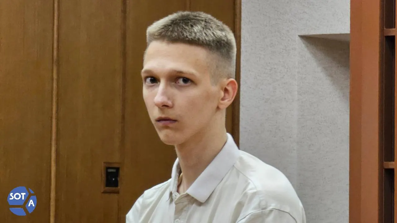Свердловский областной суд в Екатеринбурге рассмотрел дело 19‑летнего сотрудника склада, обвиняемого в реабилитации нацизма за публикацию изображения окровавленного Сталина в Telegram. Прокуратура требует принудительных работ и запрет на администрирование сайтов.