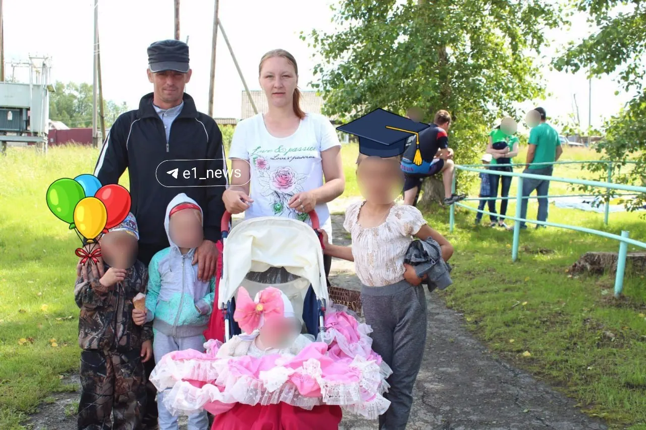 Светлана, работавшая уборщицей в школе, потеряла четверых детей в пожаре; одна дочь, Анна, выжила — она находилась на лечении в больнице Екатеринбурга. Следователи и пожарные выясняют причины возгорания, местные жители называют версию отравления угарным газом.