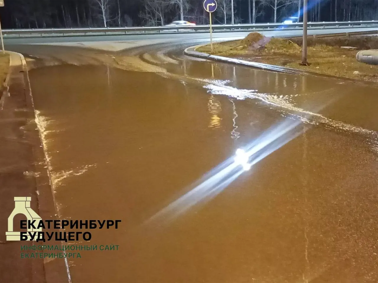 Местные жители сообщают, что канализация подтопляет проезжую часть у теплотрассы, ремонтные бригады не приезжали — участок становится проблемным для транспорта, чувствуется неприятный запах и есть риск размыва основания дороги.