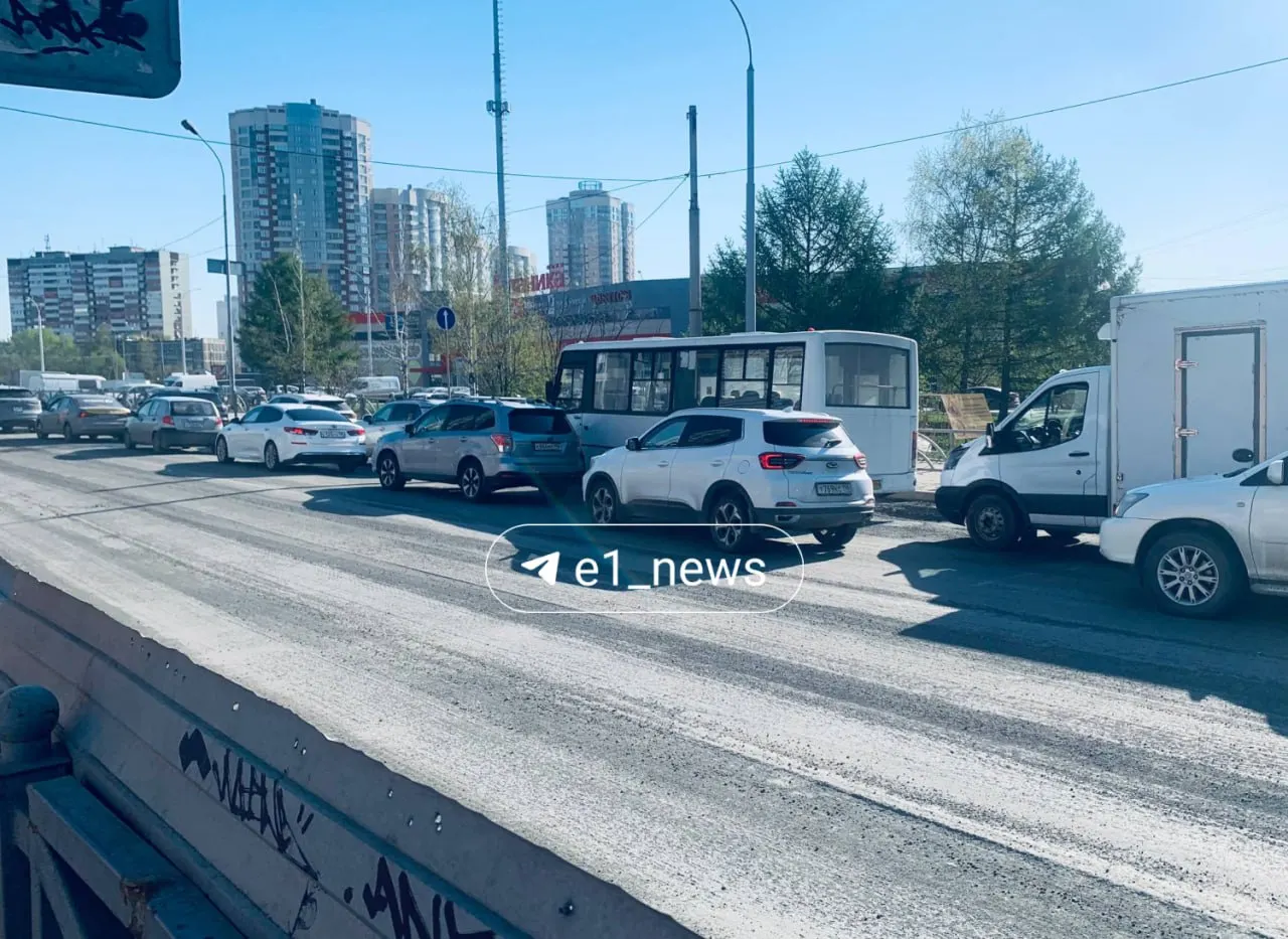 Движение в сторону центра затруднено: автомобили медленно едут рядом с трамвайной остановкой Шварца, жители присылают фото с места.