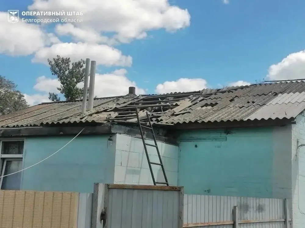 Под налёт беспилотников попали три региона: зафиксированы пожары в поезде и в жилых домах, местных жителей эвакуируют. Информация уточняется.