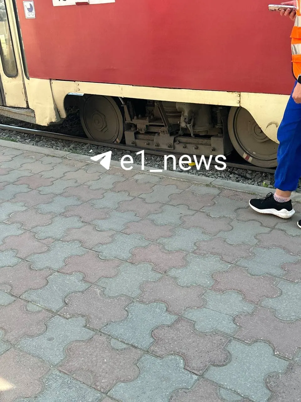 Движение трамваев в сторону кольца на Волгоградской временно остановлено после схода вагона с рельсов.