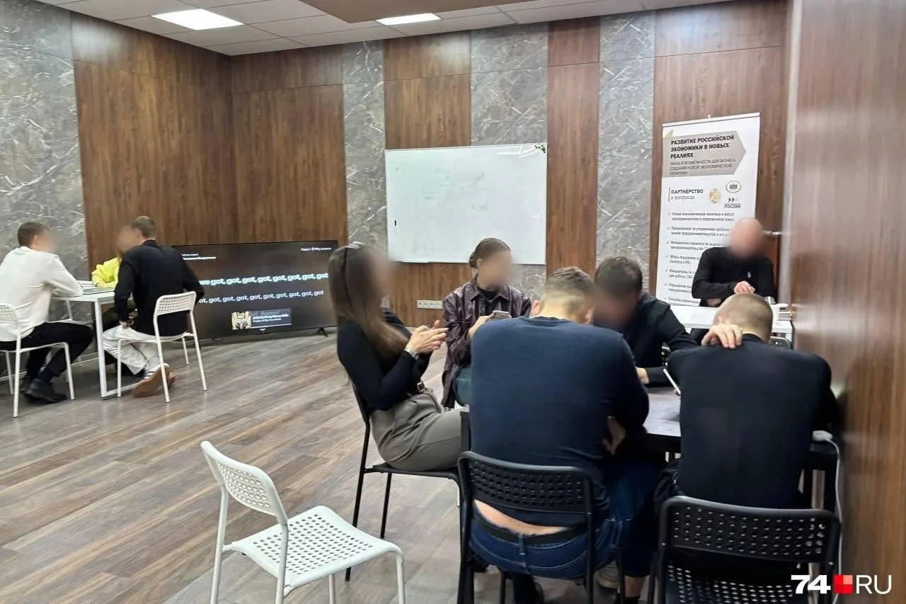 В Екатеринбурге следственные органы возбудили уголовное дело о мошенничестве в отношении IT‑компании, работающей по принципу сетевого маркетинга. Молодые партнёры часто брали кредиты для вступления в проект и позже заявляли об отсутствии дохода. По ст.159 ч.3 УК РФ предусмотрено до 6 лет лишения свободы.