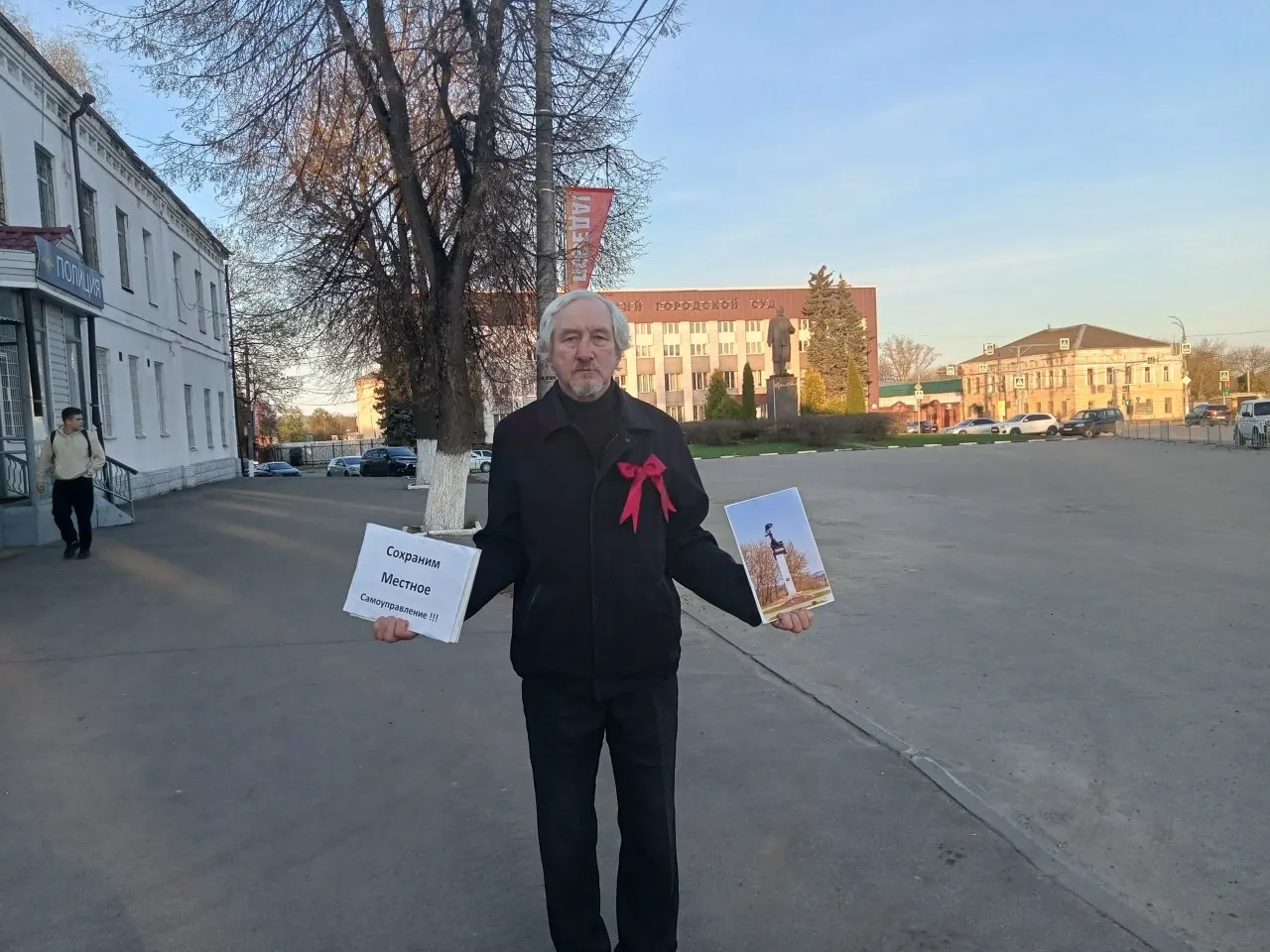 Суд признал Юрия Саенко виновным по ч. 2 ст. 20.2 КоАП за одиночный пикет 1 мая, в ходе которого он выступал за сохранение местного самоуправления; мера наказания не раскрыта.