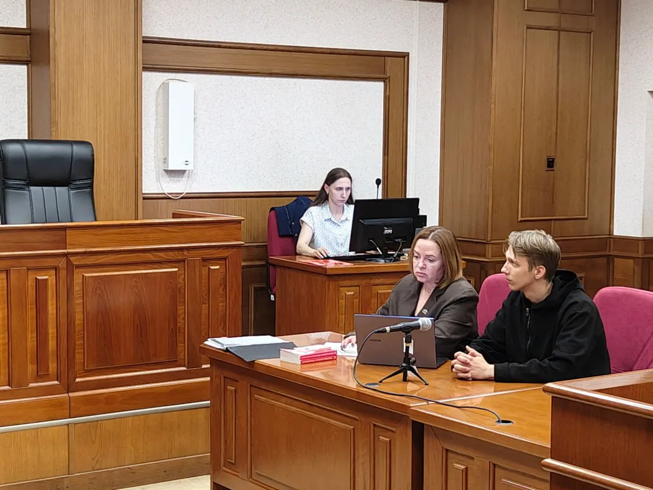 Свердловский областной суд рассматривает уголовное дело в отношении 19‑летнего Станислава Кайгородова: его обвиняют в реабилитации нацизма за пост с изображением Сталина. Подсудимому грозит до пяти лет лишения свободы.
