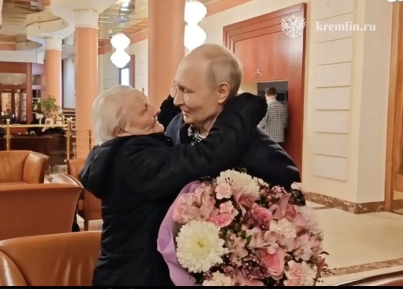 Президент России встретился со своей первой учительницей: они обменялись объятиями и поцелуями, не сдерживая эмоций.