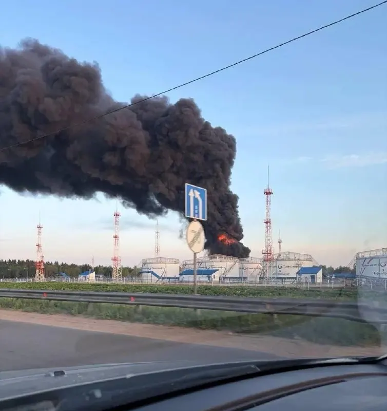 Ночью и утром беспилотники нанесли серию ударов по нефтегазовой и промышленной инфраструктуре в Москве и Подмосковье. По предварительным данным, как минимум три погибших и более десяти пострадавших; зафиксированы повреждения жилых домов и перебои в работе аэропорта.