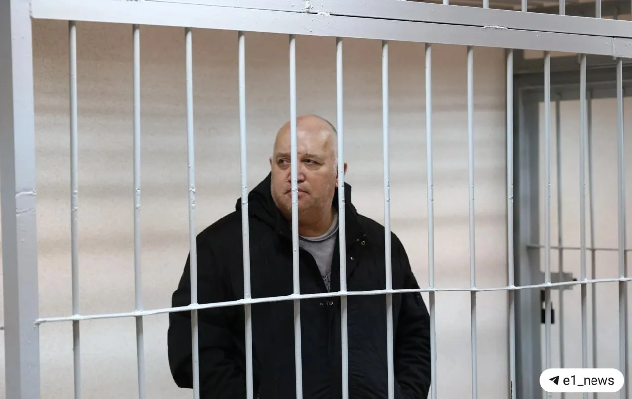 Суд в Екатеринбурге приговорил владельца автобуса, водителя и механика по делу о страшном ДТП: четыре человека погибли, двое подростков получили тяжёлые травмы. Всем троим назначены по 4 года принудительных работ и взысканы выплаты потерпевшим.