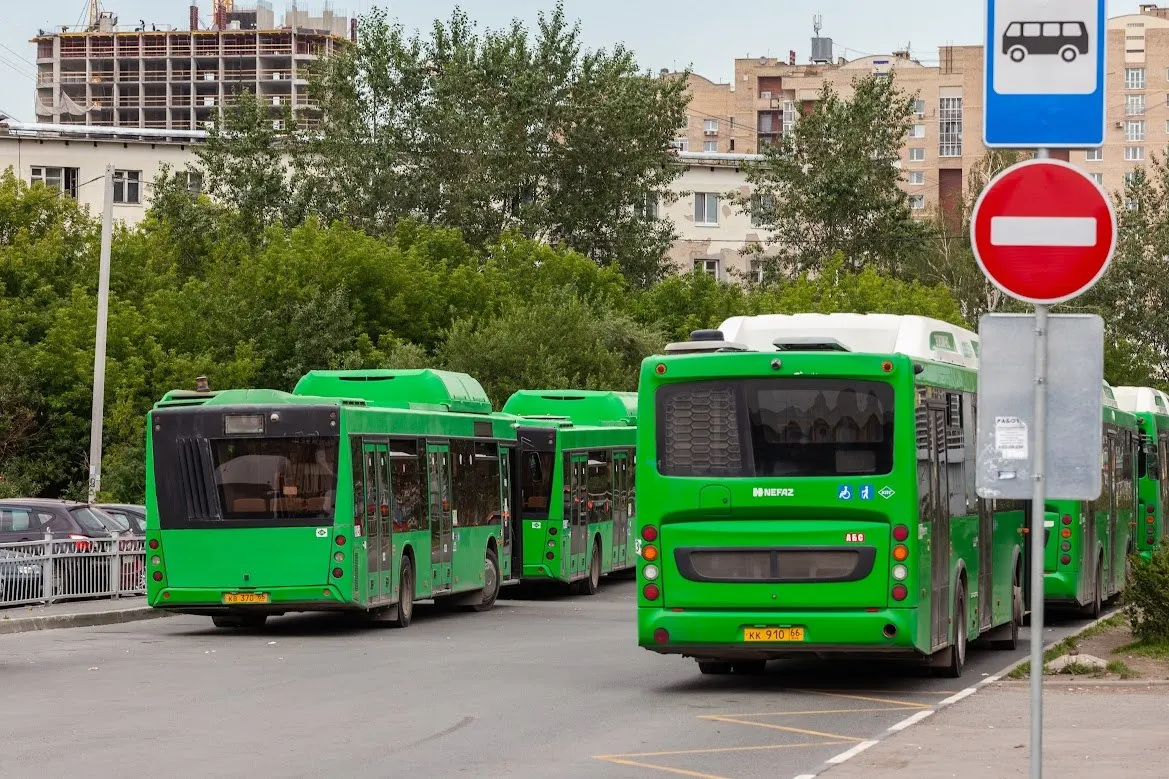 С 20 мая по 26 июня автобусы №54, 054, 76 и 78 будут ездить в объезд путепровода. Работы по строительству развязки затянулись, а стоимость проекта выросла с 6,6 до 8,8 млрд рублей.