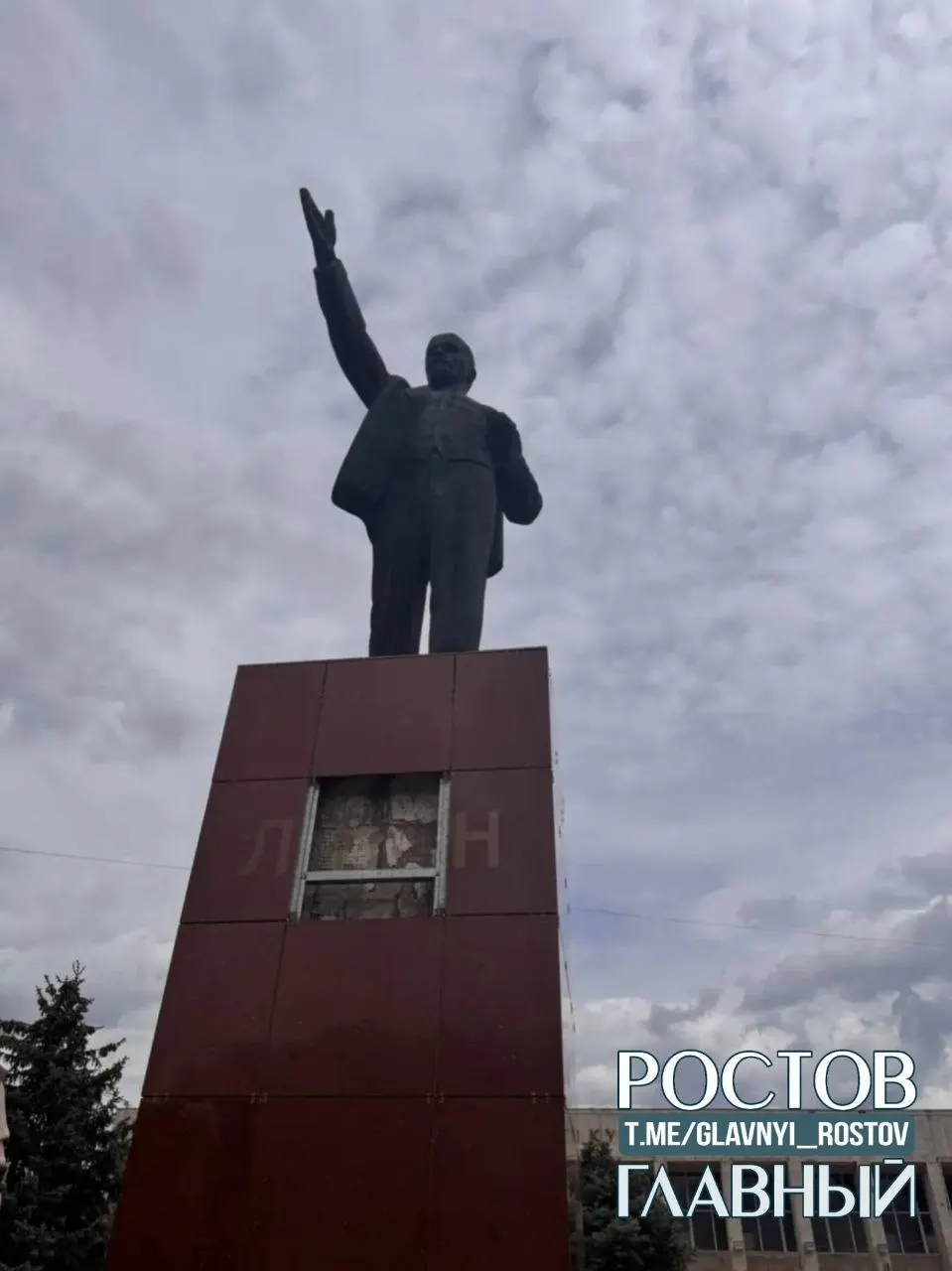 В парке Батайска разбили плиту с надписью у памятника Ленину. По подозрению задержан местный житель 1988 года рождения, обстоятельства происшествия уточняются.