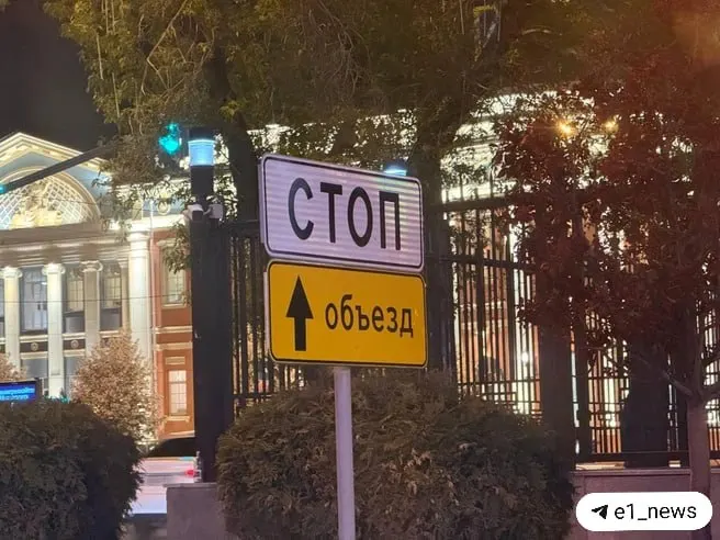 Участок Куйбышева от 8 Марта до Горького закрыт для проезда до 15 августа — подрядчики строят пешеходный тоннель. Изменения затронут трамвайное движение и схему объездов.