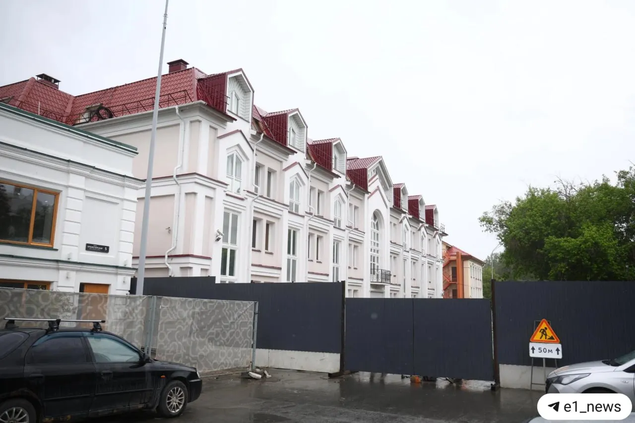Дорогу закрыли, чтобы обезопасить площадку во время демонтажа четырёхэтажного офисного здания на Пролетарской, 7. Работы продлятся до 30 июня, дальнейшее использование участка пока не определено.