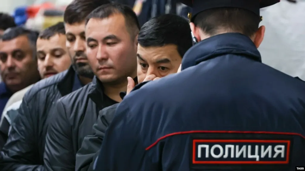 Законопроект расширяет перечень административных нарушений, за которые иностранцев и лиц без гражданства могут выдворять из России; в число причин входят участие в несогласованных митингах, «дискредитация» вооружённых сил, призывы к санкциям и другие правонарушения.