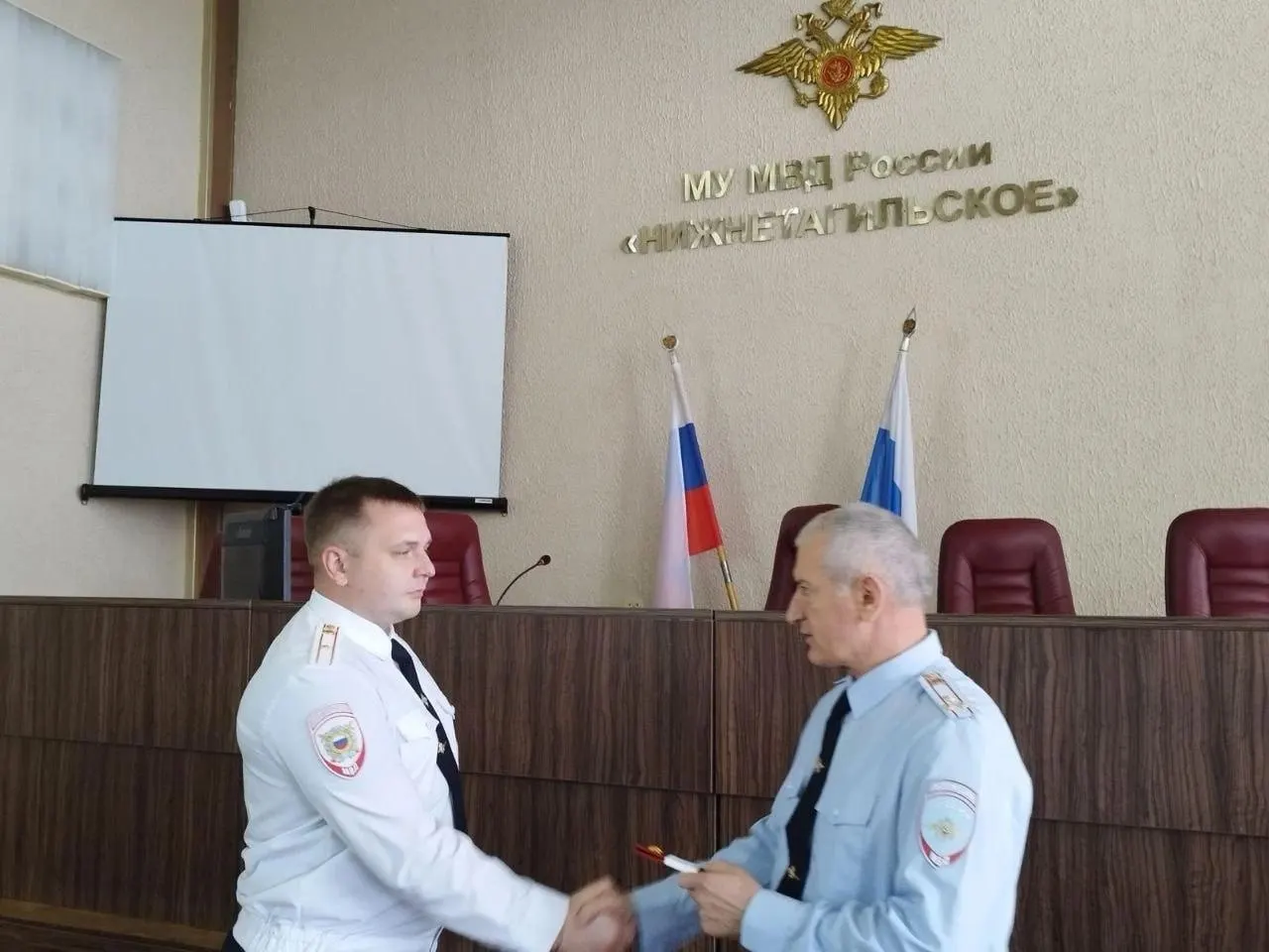 Подполковника задержали вчера вечером. По предварительным данным, это может быть связано с делом группировки «Фортуна»; ему предъявляют подозрения в тяжких преступлениях.