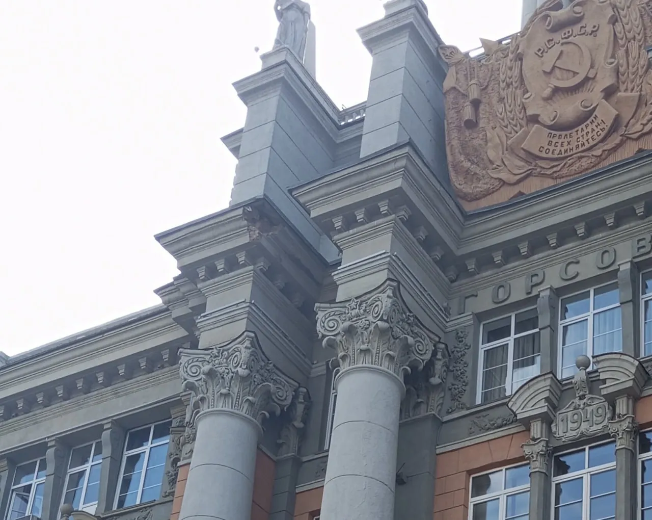 У здания мэрии огорожена территория: на земле лежит отвалившийся фрагмент облицовки. Причины обрушения пока неизвестны, рабочие не комментируют ситуацию.