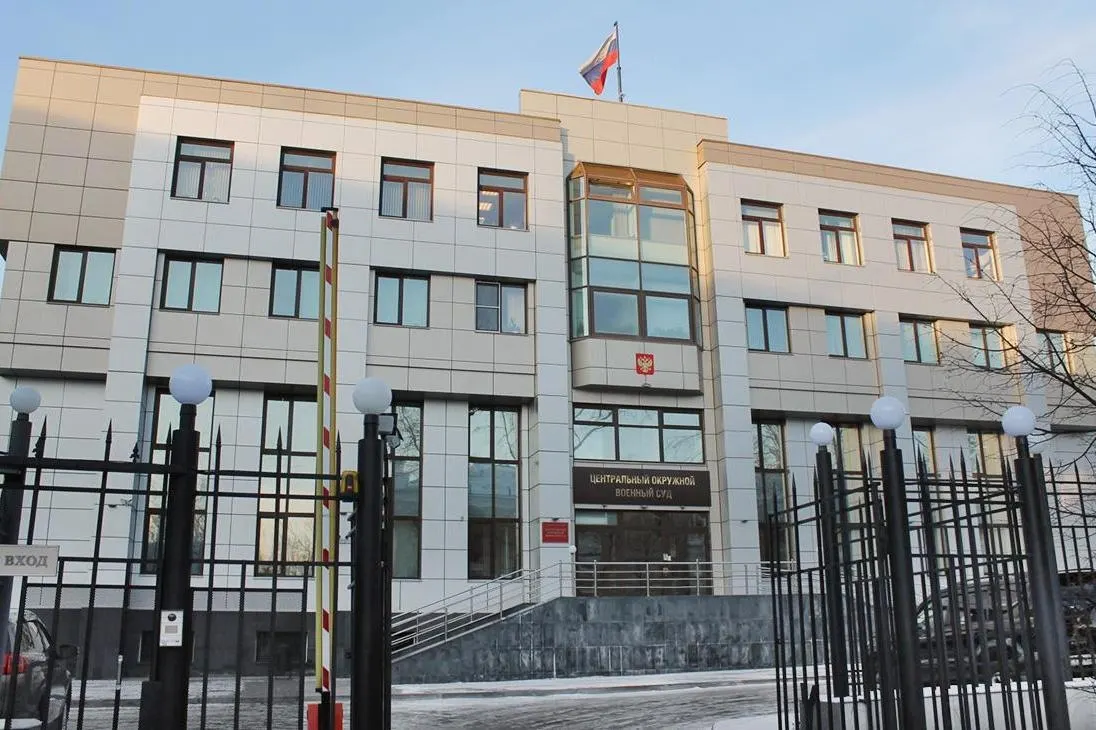 С конца апреля в Центральном окружном военном суде в Екатеринбурге на ряде дел по «террористическим» статьям людей не впускают в здание суда — иногда заседания формально остаются открытыми, но приставы блокируют вход. Адвокаты и правозащитники считают это незаконным.