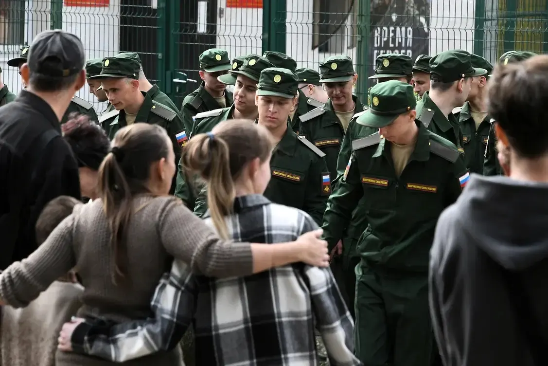 Группа из более чем 450 женщин подала первые иски против поправок в закон о выплатах семьям погибших военнослужащих: они считают, что новые требования о наличии общего ребёнка лишают их права на соцподдержку.
