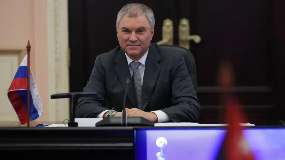 Спикер Госдумы заявил, что использование западного оружия и спутниковых технологий для ударов по мирным объектам может вынудить Россию ответить «оружием, которое не оставит следа». Заявление последовало после удара по Старобельску и последующих обстрелов Киева.