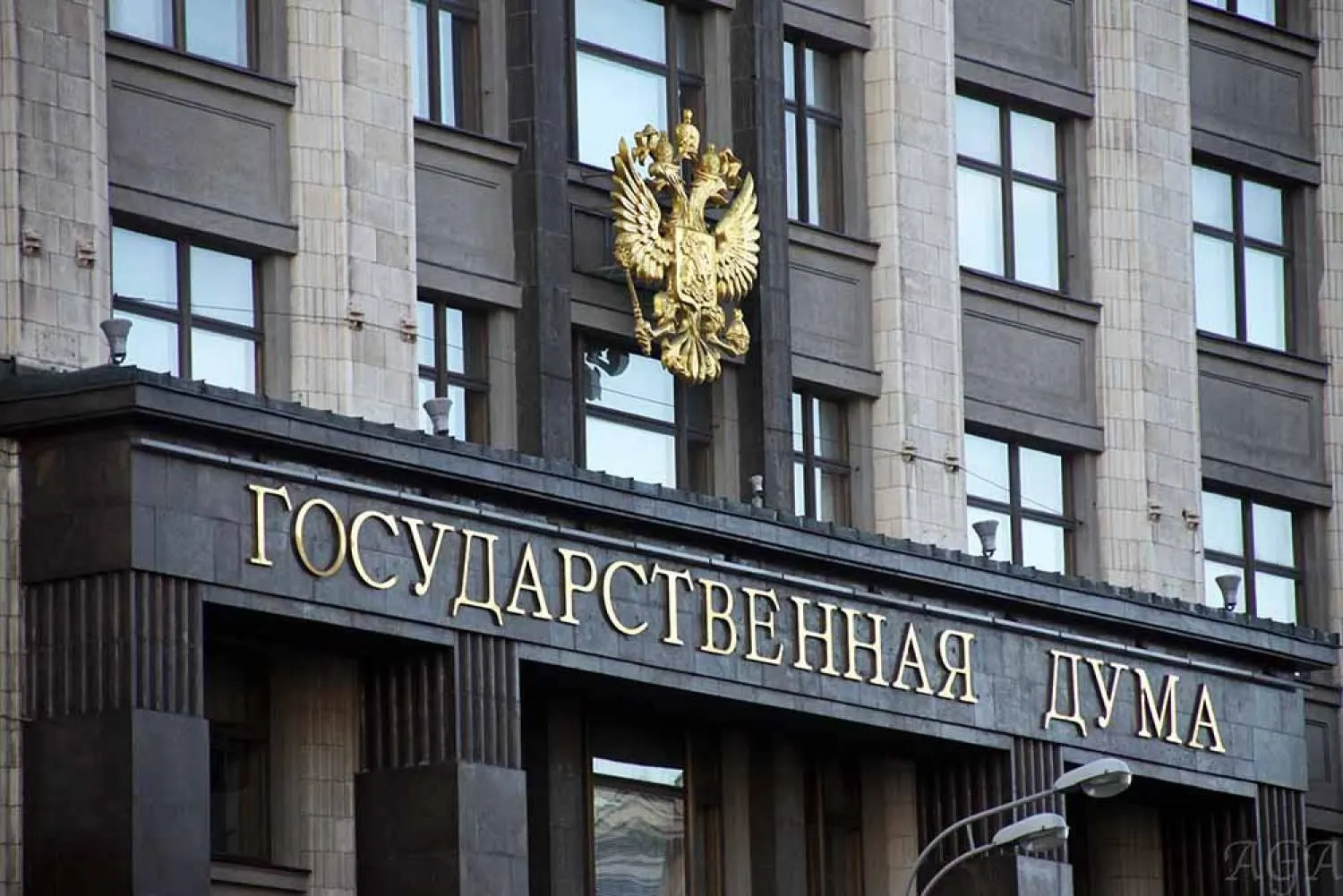 Новый закон вводит максимум в 10 лет с момента выбытия имущества и трёхлетний срок со дня выявления нарушения; исключения — дела о коррупции, экстремизме и имущество религиозных организаций. Параллельно в Москве суд подтвердил обращение в доход государства имущества инвестора на сумму около 8 млрд рублей.