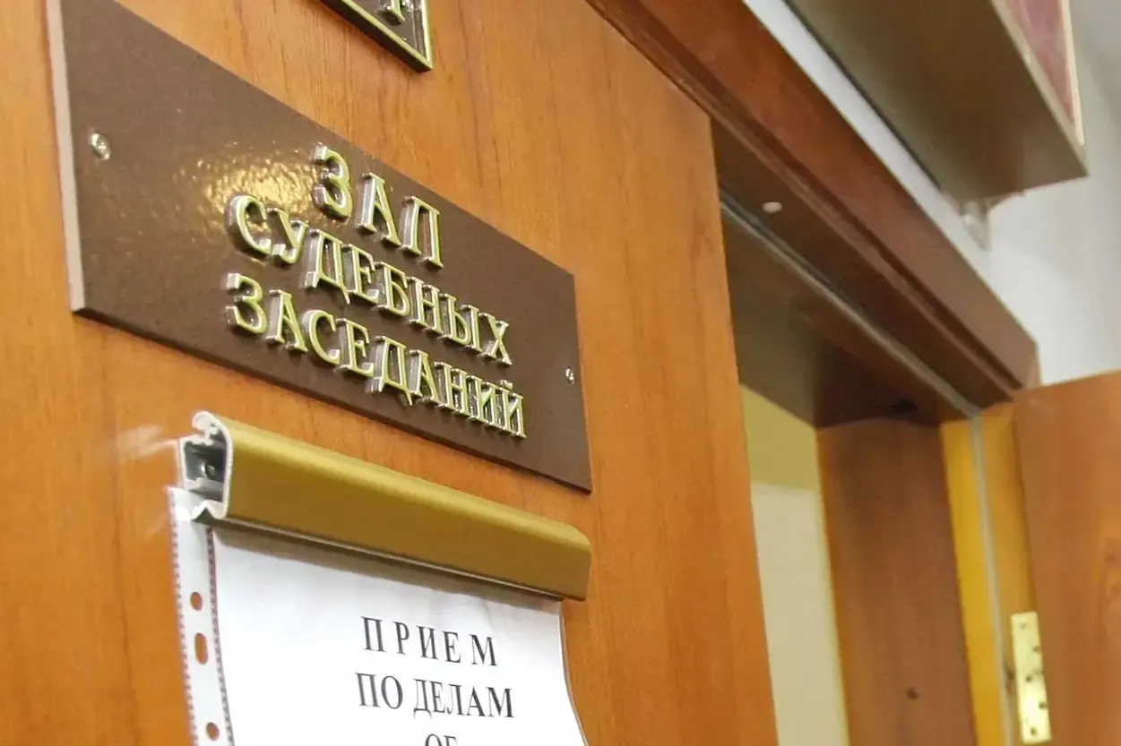 Суды признали виновными 219 человек по статье о госизмене: многие осуждённые получили сроки от 10 лет и более. Правозащитники отмечают скрытие реальных цифр, а число приговоров по «шпионским» статьям в 2025 году резко возросло.