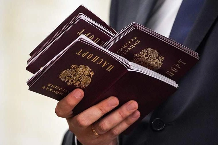 Фракция «Единая Россия» собирается внести в Госдуму поправки ко второму чтению закона о гражданстве: иностранцам с непогашенной судимостью могут разрешить РВП, ВНЖ и получение паспорта, если их осудили за поддержку политики России и специальной военной операции.