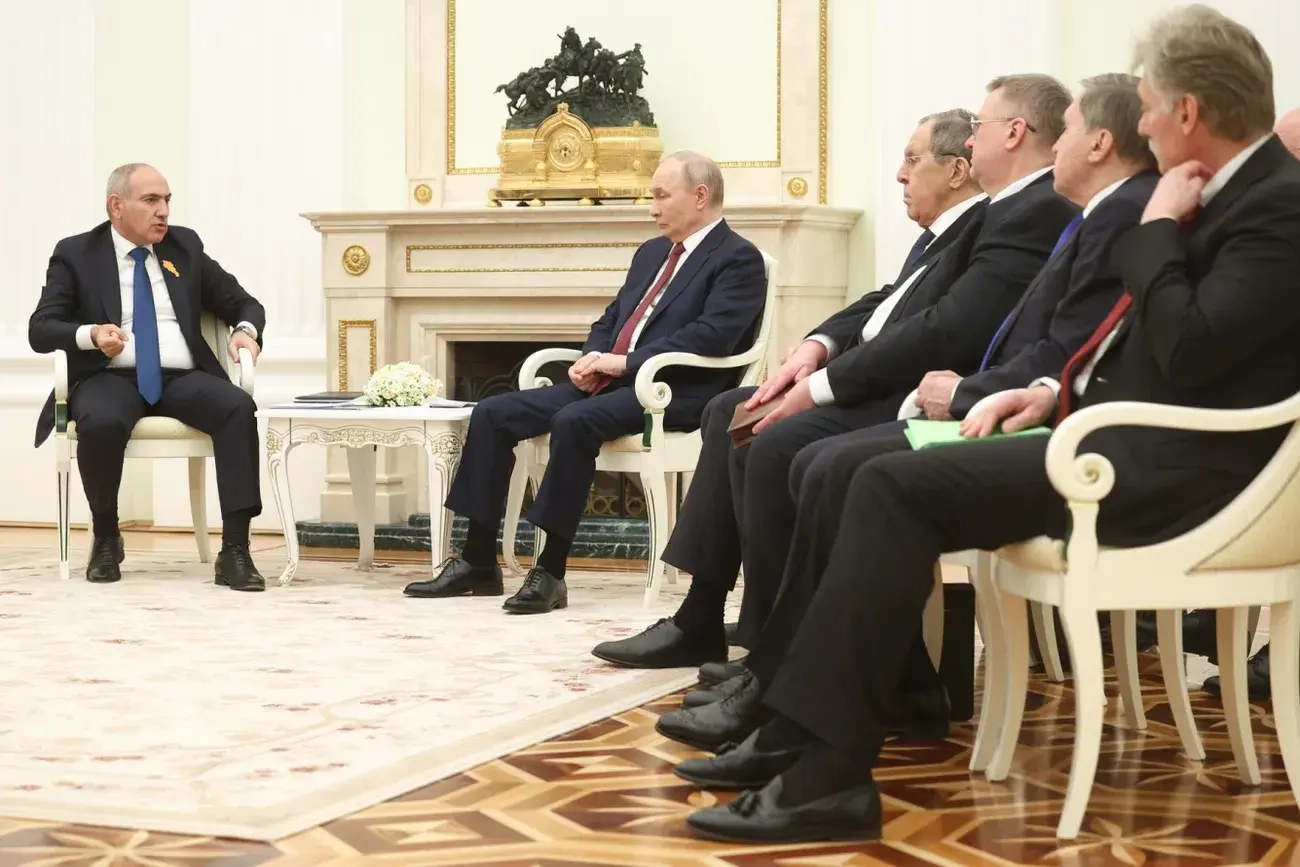 Предприниматели сообщают, что крупные маркетплейсы массово удаляют из каталогов товары армянских производителей. Причины решений не объясняются, а ограничения появились вскоре после переговоров лидеров России и Армении.