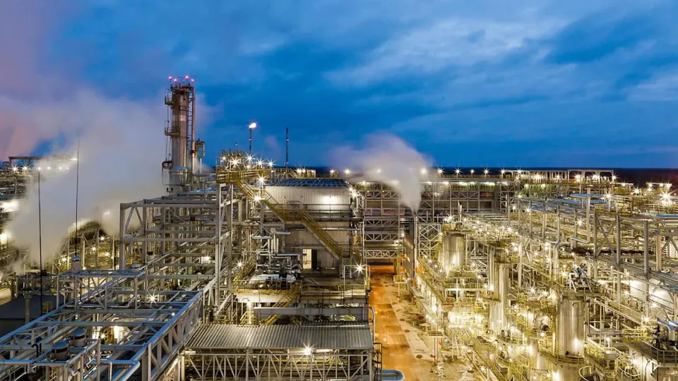 После удара беспилотников 5 мая Киришинефтеоргсинтез (Кинеф) в Ленинградской области полностью прекратил отгрузки нефтепродуктов. Повреждены ключевые установки и инфраструктура, собственник объявил о приостановке отгрузок и форс-мажоре.