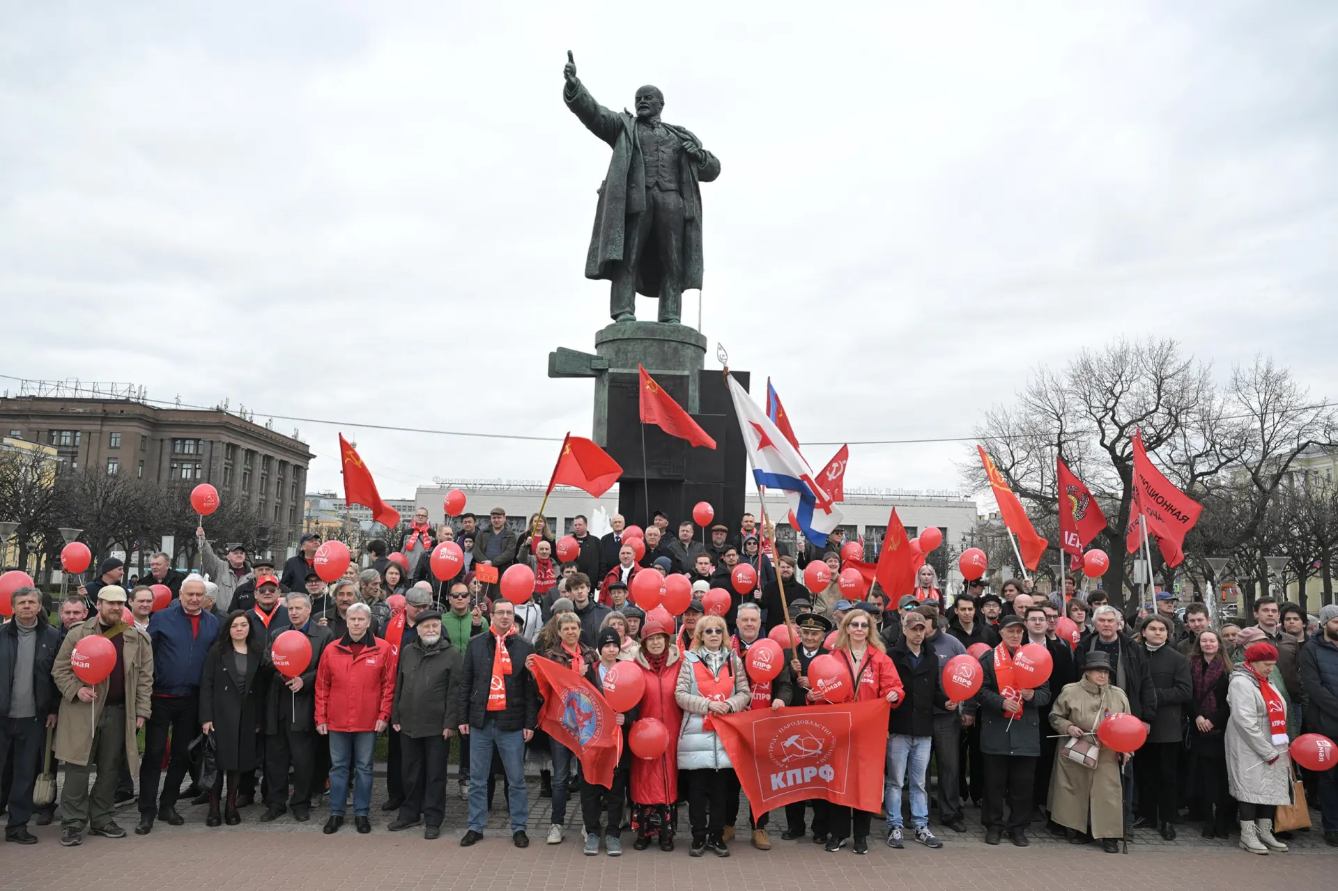 Мероприятие прошло в формате возложения цветов: полицейские наблюдали со стороны, музыка была фоновая, а на площади распространяли листовки против принуждения студентов к мессенджеру Max.