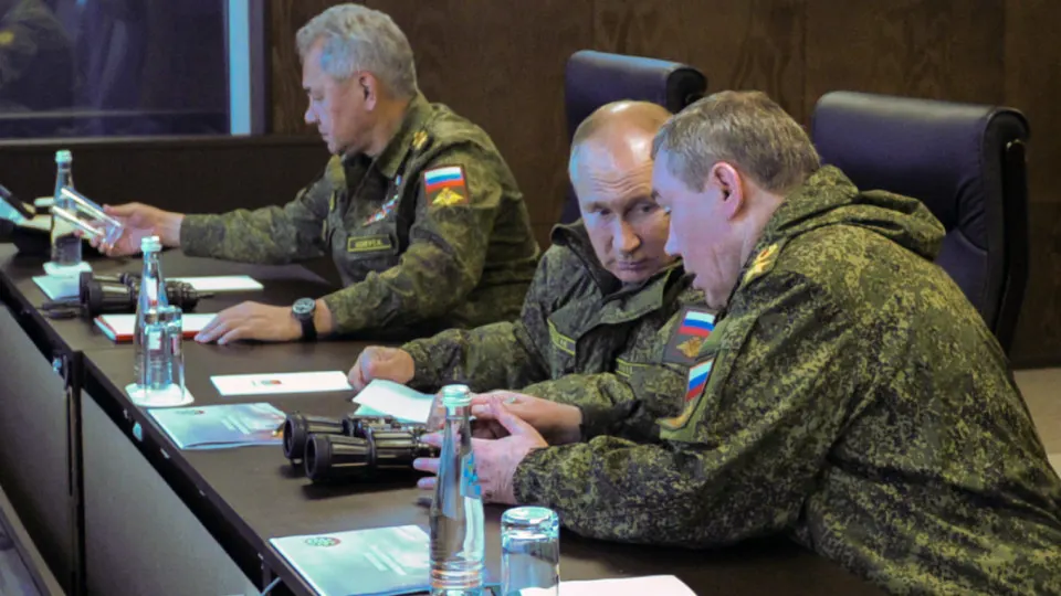 По данным европейской разведки, после отставки Шойгу и серии арестов близких к нему чиновников в Кремле усилились опасения заговора. Власти ужесточили охрану президента и ряда генералов.