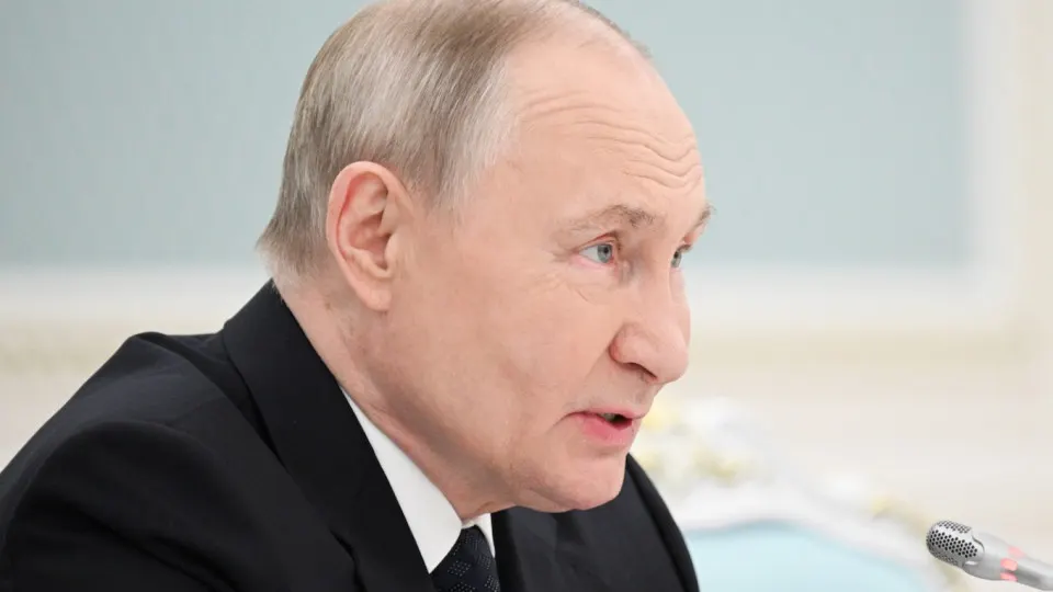 Власти поставили задачу довести число иностранных студентов до 500 тыс. к 2030 году — сейчас их более 300 тыс., большинство — платники. Одновременно фиксируется рост вербовочной активности среди иностранцев и студентов, включая набор в войска беспилотных систем, и появляются сообщения о давлении на учащихся.