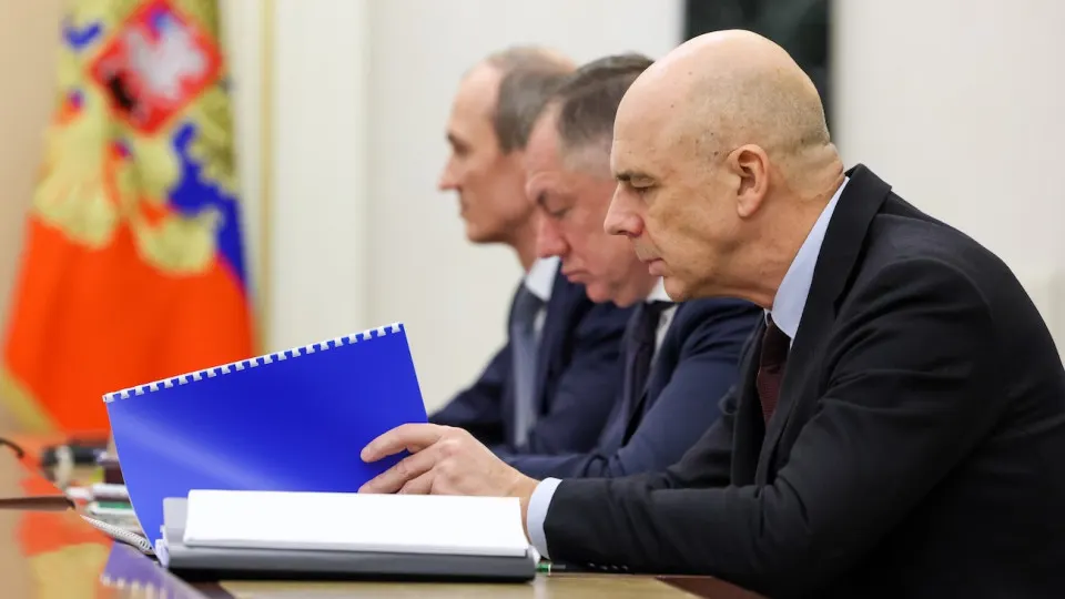 Вице‑премьер Александр Новак заявил, что при низких ценах на нефть, крепком рубле и росте потребностей в расходах власти вынуждены приоритизировать бюджетные траты; дефицит уже существенно превысил плановые показатели.