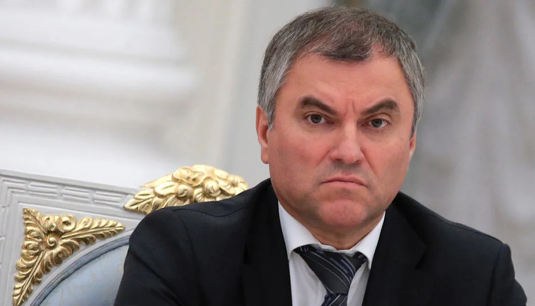 Поправки распространяют на физлиц статью КоАП об обеспечительных мерах: имущество можно будет арестовать при выявлении «правонарушений против интересов России за рубежом». Закон вступит в силу 1 сентября 2026 года.