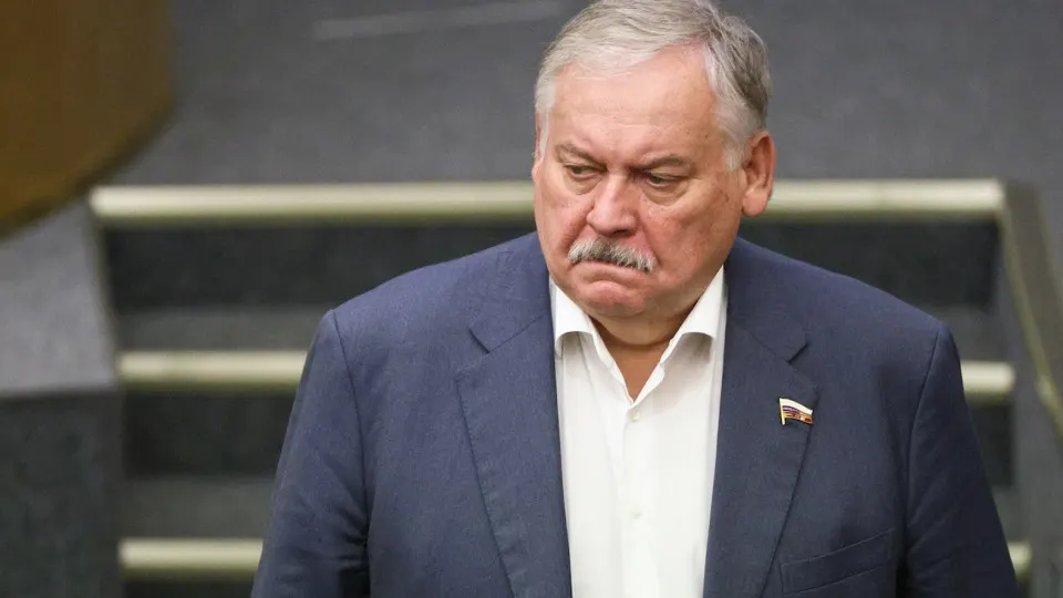 Первый зампред комитета Госдумы Константин Затулин заявил, что Латвия и Эстония нарушили обещания при выходе из СССР, введя статус «неграждан» и создавая препятствия для русскоязычных; высказывания прозвучали на фоне законопроекта о праве президента вводить войска за рубеж для защиты россиян.