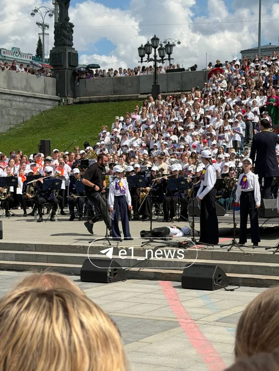 Во время ежегодного праздника в Историческом сквере одному из участников стало плохо — мальчика подняли и унесли со сцены. Информации о его состоянии пока нет.