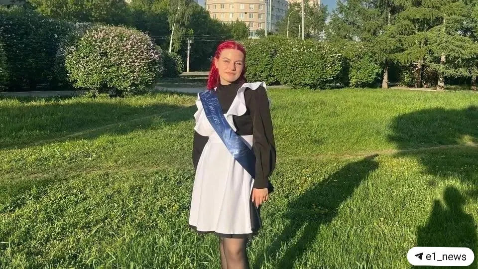 18‑летняя выпускница из Екатеринбурга планирует поступать в УрФУ на «Медиакоммуникации»: она готовилась несколько лет и ожидает результаты по обществознанию и русскому.