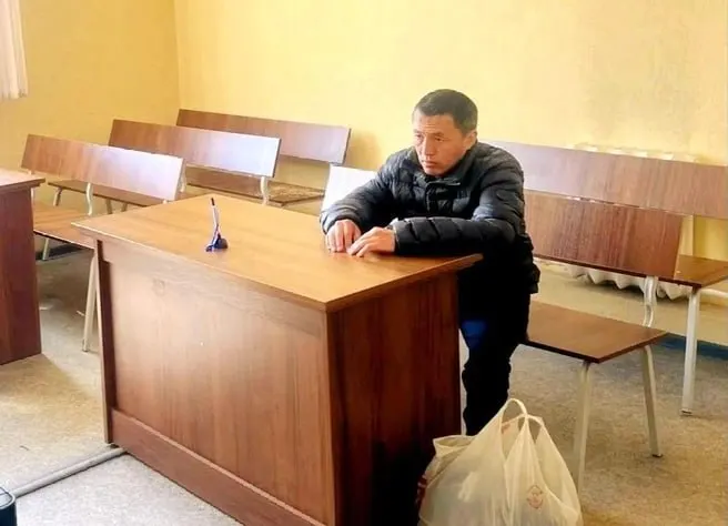 По словам мужчины, он приехал из Оренбурга 30 апреля, чтобы передать на флеш-накопителе сведения о проблемах с водоснабжением и изъятием земли; его задержали на 14 суток, но отпустили досрочно.
