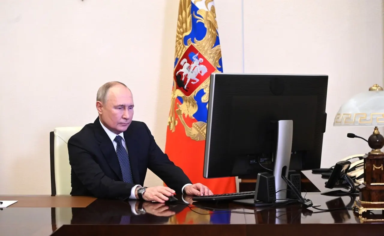 В поручении сказано обеспечить бесперебойную работу критически важных сервисов через «белые списки» — для сохранения доступа к медпомощи, госуслугам и платёжным системам при ограничениях интернета. Ответственные — премьер и директор ФСБ.