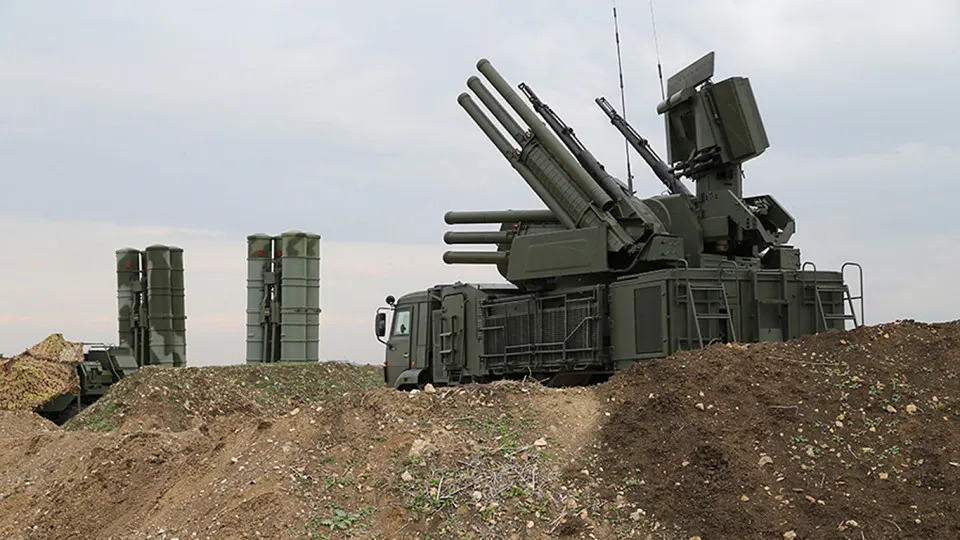 Российские военные используют систему радиоэлектронной борьбы «Волна Купол Гарант», способную блокировать сигнал терминалов Starlink на площади до 20 квадратных километров; комплексы производятся в Симферополе и стоят около $1,5 млн каждая. Против таких средств фиксируются уничтожения, а также вводятся ограничения на импорт оборудования для спутниковой связи.