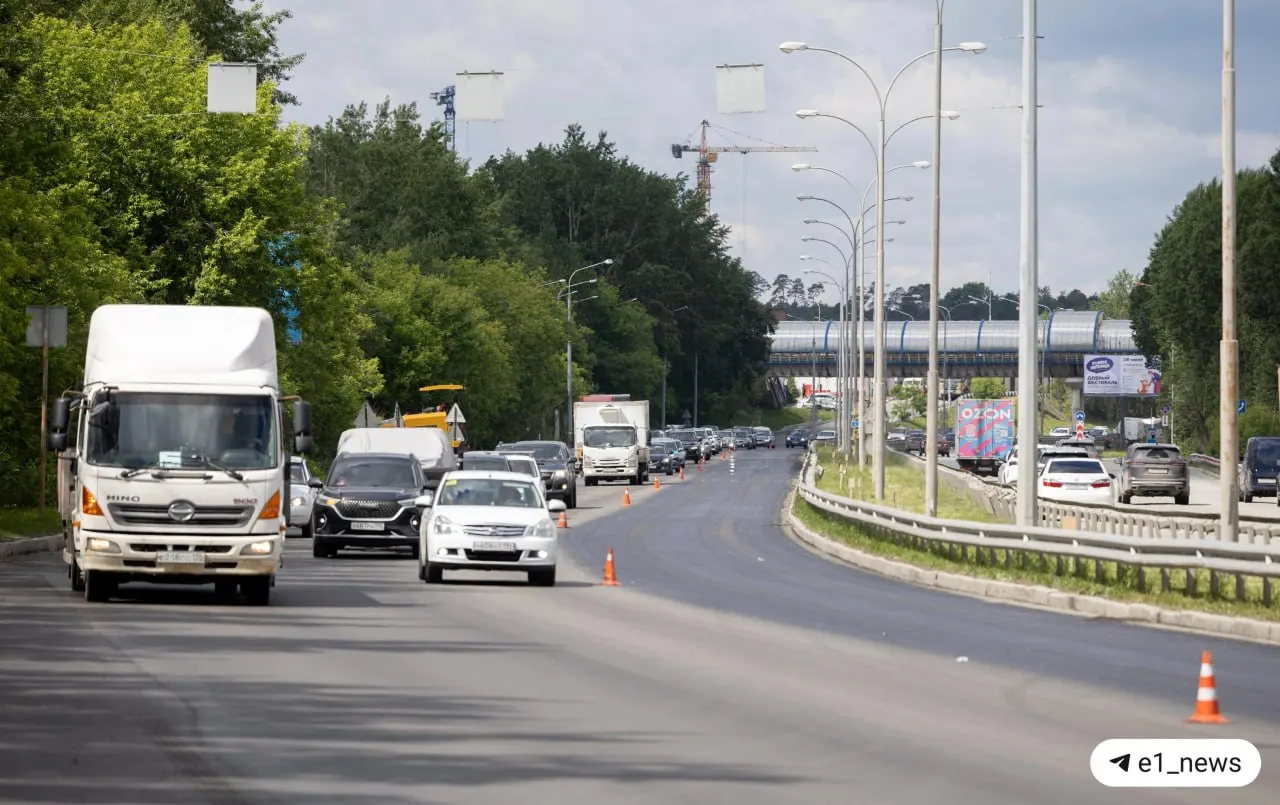 На участке от Московской до переулка Базового уложили первичный слой асфальта. Скорость ограничена 40 км/ч — водители жалуются на кочки, в мэрии объяснили, что это только первый слой.