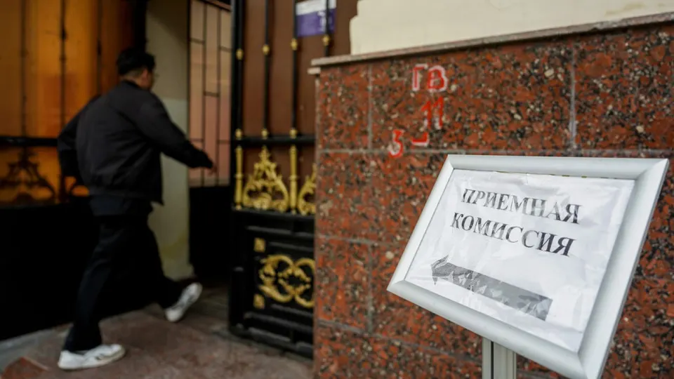 МГУ, МФТИ, ВШЭ, МИФИ, Бауман и другие университеты повысили стоимость ряда платных программ; по некоторым направлениям год обучения теперь превышает 1 млн рублей.