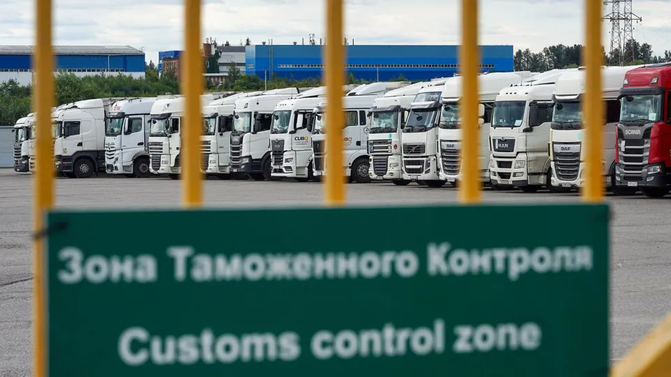 Правительство ввело переходный период для системы подтверждения ожидания товаров (СПОТ): обеспечительные платежи отсрочены, часть контроля сохранится, а окончательное «обеление» импорта перенесено до конца августа.