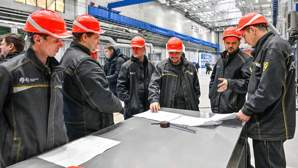 Опрос показал, что 38% занятых россиян регулярно работают сверхурочно; при этом компенсацию получают лишь около четверти, а государство недавно увеличило годовой лимит переработок.
