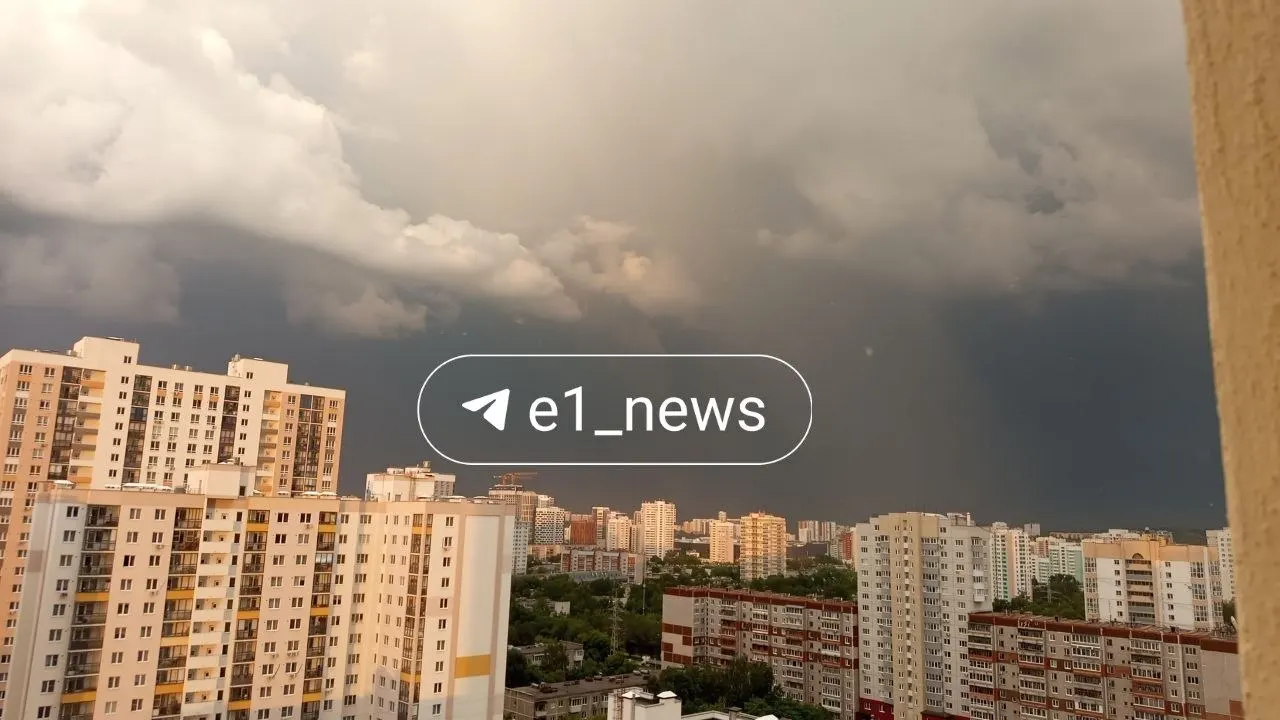 В городе прогнозируют дождь, порывы ветра и местами тополиный пух — стоит взять с собой зонт и быть осторожнее на улице.