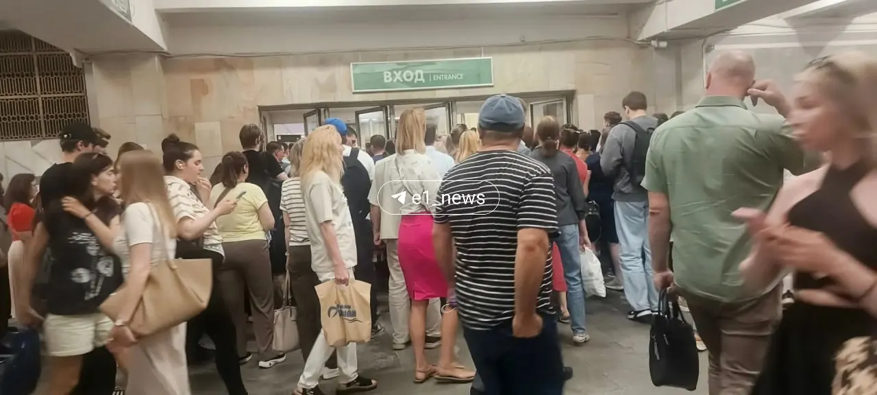 Пассажиры сообщают о продолжительных проверках вещей на станции метро «Площадь 1905 года». Из‑за тщательного досмотра формируются длинные очереди, на месте находятся сотрудники полиции.