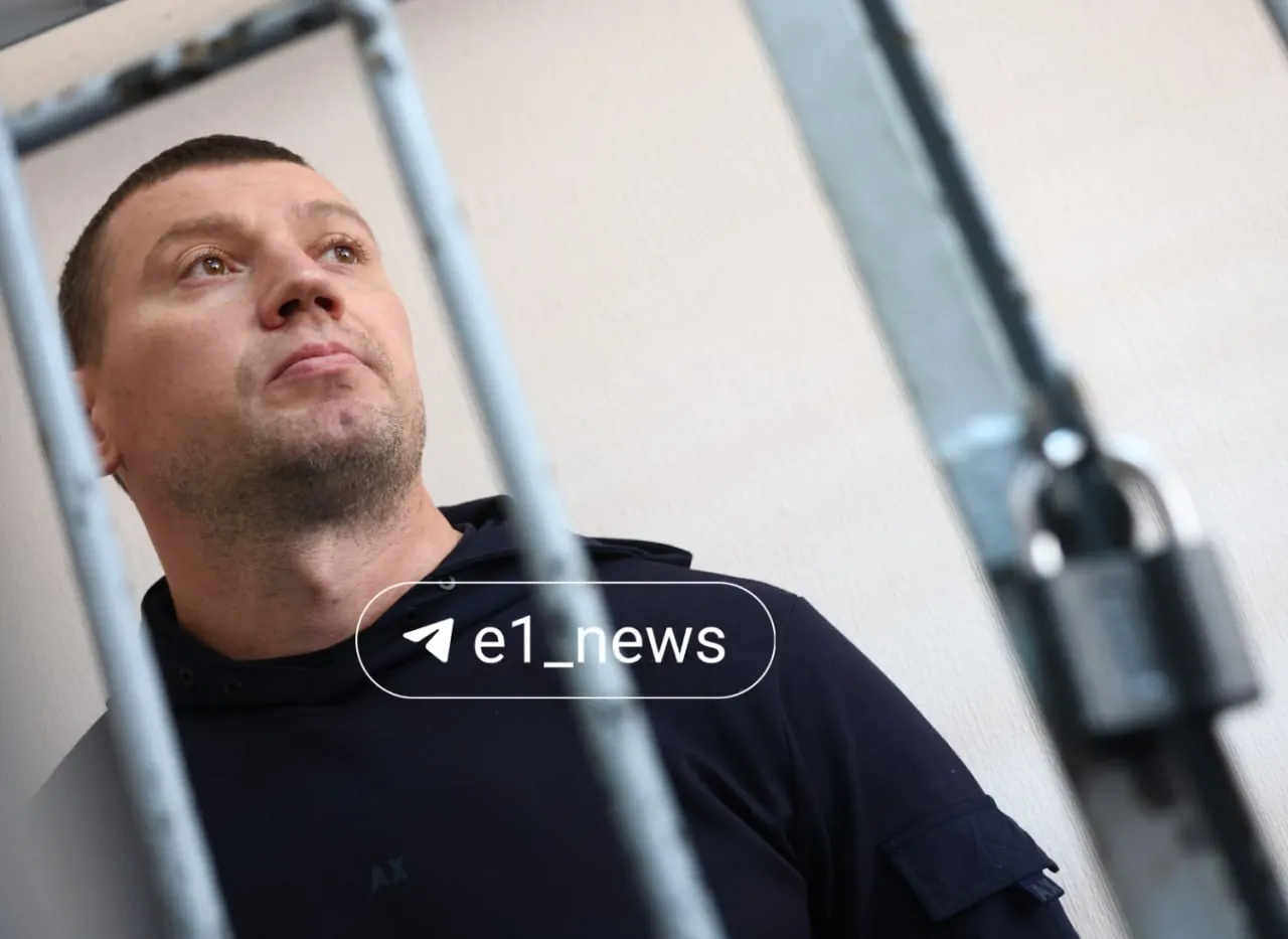 Директора перевозчика доставили в суд — ему предъявлено обвинение в оказании услуг, не отвечающих требованиям безопасности, повлекших гибель нескольких человек.