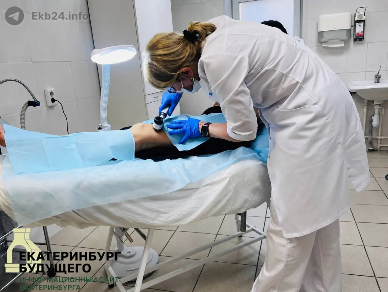 Длительная работа с ноутбуком на коленях вызвала термическое поражение кожи: у пациентки появились багровые пятна и шелушение; лечение назначено, восстановление займёт несколько недель.