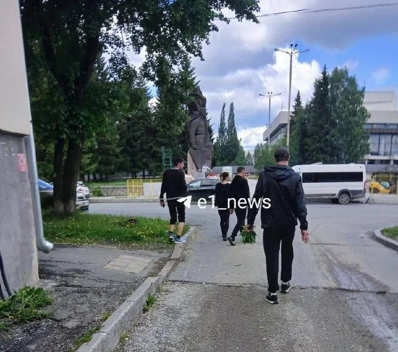 Злоумышленник, прикидываясь покупателем, забрал товар на ~200 рублей у продавца у поликлиники. Видео сняли очевидцы, правоохранители проводят проверку, прохожие возместили ущерб.