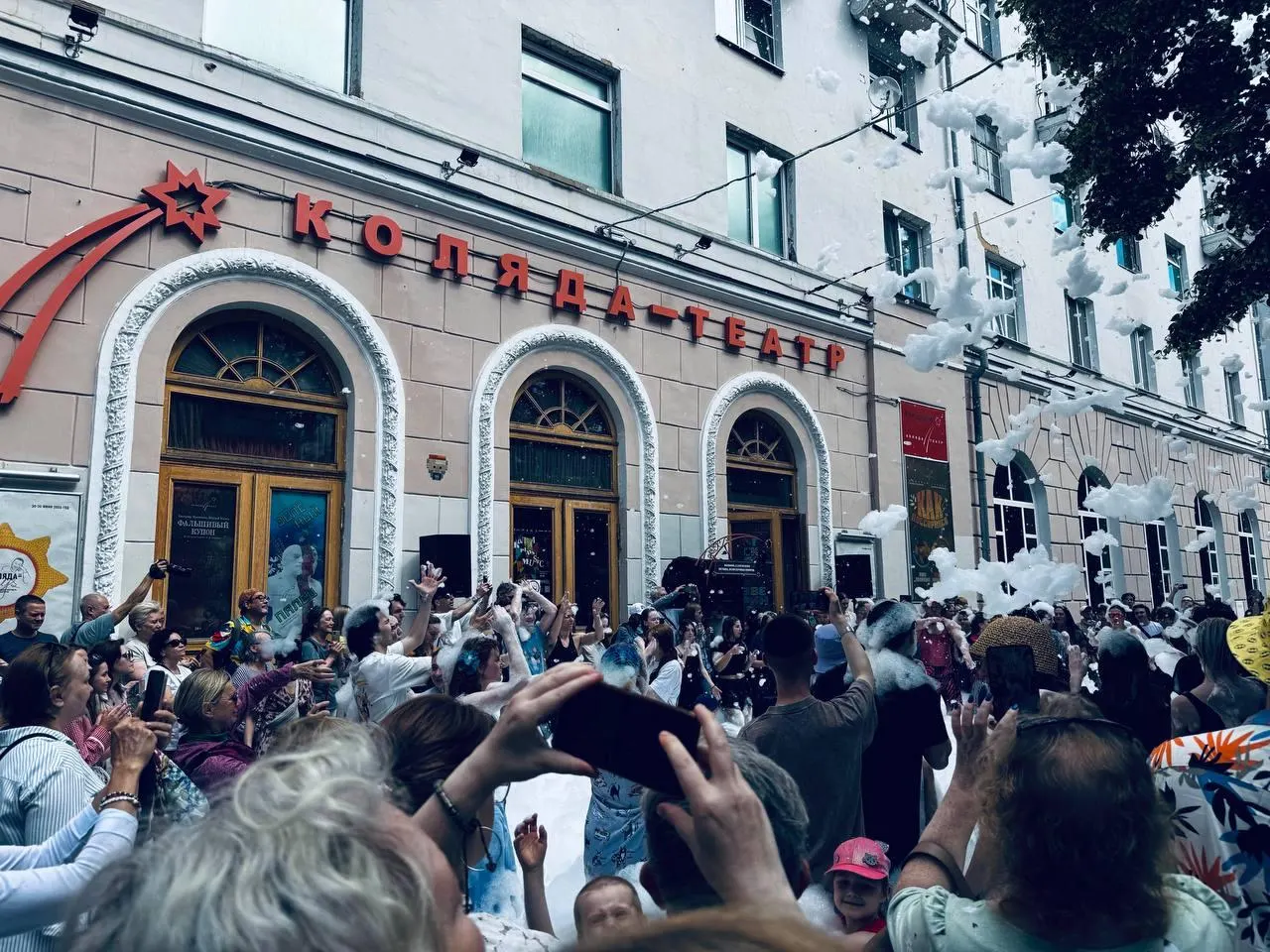 Главный фестиваль «Коляда‑театра» стартовал в 19-й раз: 26 спектаклей из разных городов России и Северной Македонии. Фестиваль длится десять дней, до 30 июня; в этом году он проходит впервые без Николая Коляды и без господдержки.